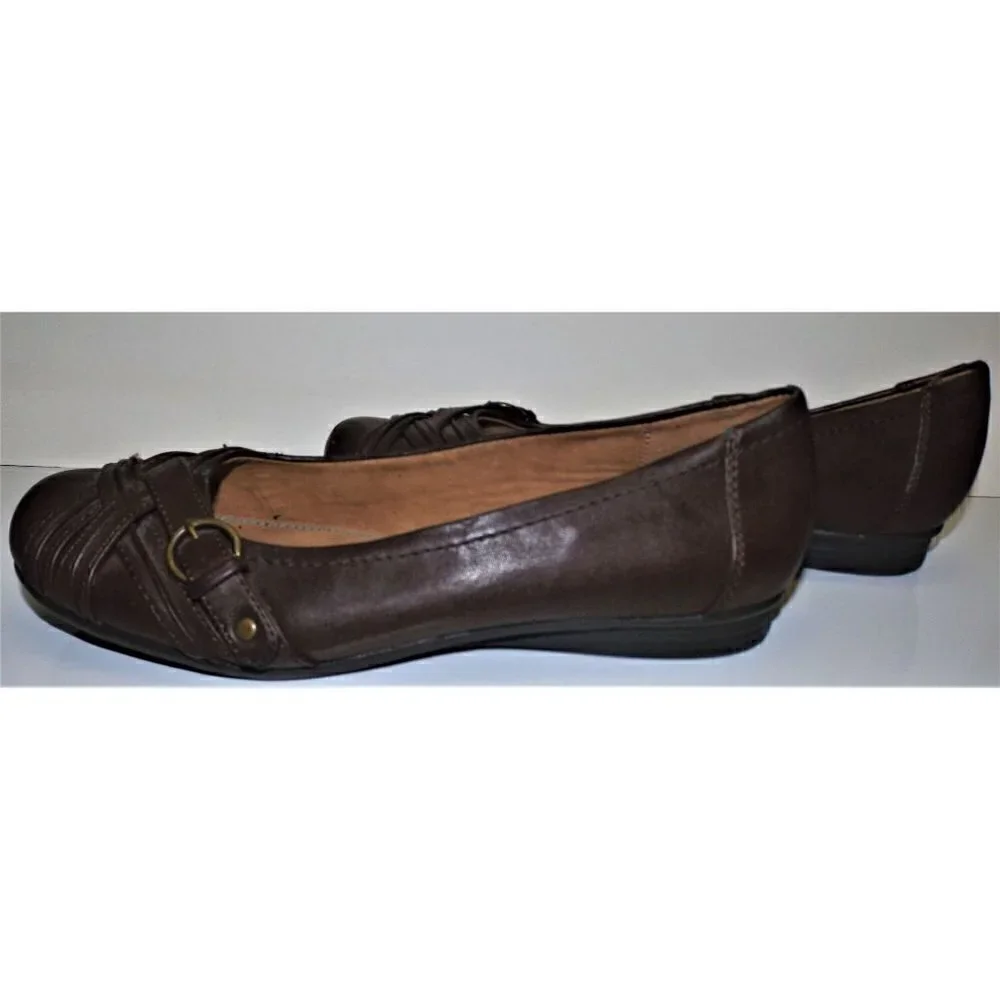 Yuu Women's Gander US 10M brown flats buckle Slip-ons